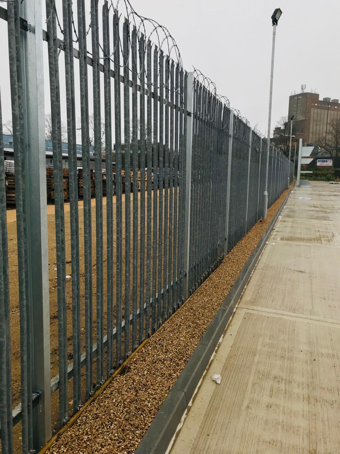 各类特定场景下的护栏网选择（如公路、铁路、球场、养殖等）