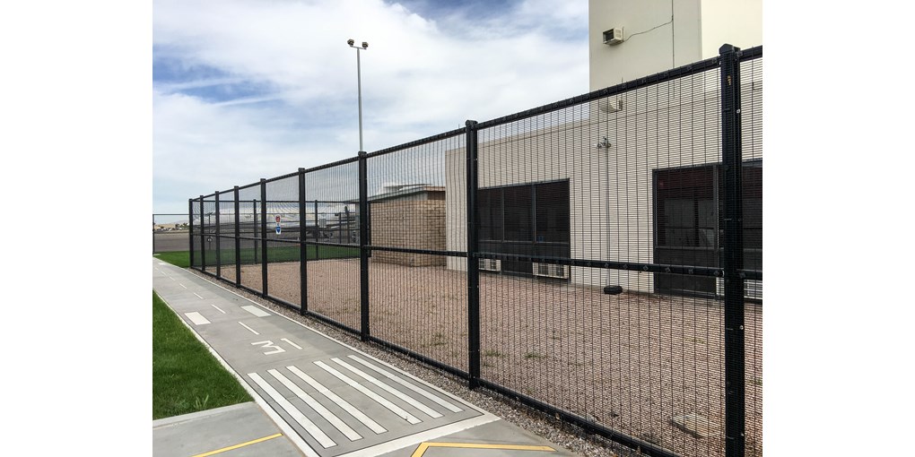 各类护栏网产品介绍及应用场景（公路、铁路、工地、小区、球场、养殖等）