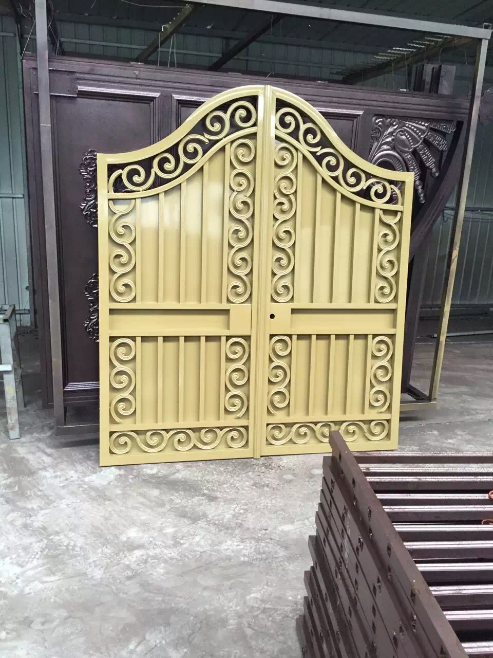 立柱固定方式：预埋与法兰盘的应用场景