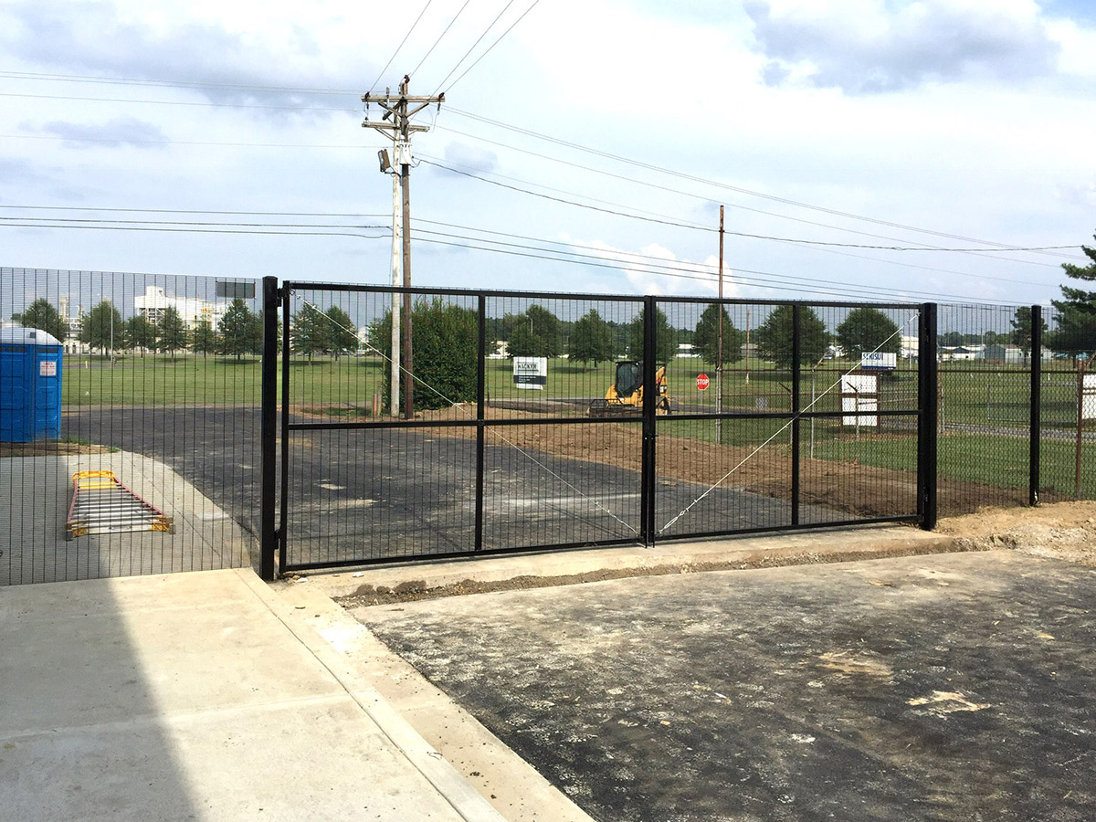 多样化应用场景下的护栏网选择：公路、铁路、球场与养殖场的围栏网解决方案